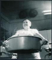 cca 1960 Kész az ebéd! Jelzetlen fotó Kotnyek Antal (1921-1990) fotóriporter hagyatékából, 20x18 cm