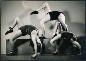 cca 1930-1940 Leichtner Erzsébet jelzetlen vintage fotója Szentpál Olga gyermek tánccsoportjának tagjairól, a Szentpál iskola archívumából, 16,5x23 cm