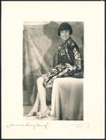 1933 Orphanidesz János (1876-1939): Anna May Wong (1905-1961) kínai származású, amerikai filmszínésznő, 2 db vintage fotó művészfólián keresztül másolva, aláírt; képméret 16x11 cm, papírméret 24x18 cm