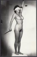 cca 1950 Az igazság vak! Finoman erotikus fénykép, 14x9 cm / cca 1950 Erotic photo, 14x9 cm