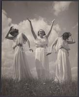 cca 1935 Dr. Csörgeő Tibor (1869-1968): Mozdulatművészeti kompozíció a szabadban, jelzetlen vintage fotó a szerző hagyatékából, 16x13 cm