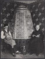 cca 1938 Badár Balázs (1855-1939) mezőtúri fazekas mester és a felesége, a képfelirat szerint ennek a remek kemencének a párját Albrecht királyi herceg rendelte meg a mestertől, Tiszavölgyi József felvétele, 16x12 cm
