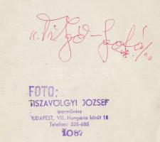 cca 1950 Tiszavölgyi József: Gúlaépítők, törésnyomokkal, pecséttel jelzett fotó, 18x13 cm