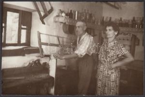 cca 1950 Hajdú János csongrádi fényképész fotólapja az asztalosról és szigorú felügyelőjéről, 9x14 cm