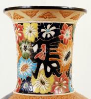 Kézzel festett, kínai, mázas kerámia padlóváza, kínai életképekkel illusztrált. Jelzett. 66 cm