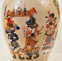 Kézzel festett, kínai, mázas kerámia padlóváza, kínai életképekkel illusztrált. Jelzett. 66 cm