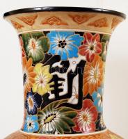 Kézzel festett, kínai, mázas kerámia padlóváza, kínai életképekkel illusztrált. Jelzett. 66 cm