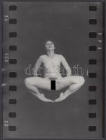 cca 1970 Szimmetrikus jógapozíció a filmszalagon, erotikus fénykép, 24x18 cm / cca 1970 Erotic photo, 24x18 cm