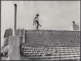 cca 1950 Kőműves a háztetőn, 18x24 cm