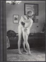 cca 1930/cca 1970 Szerelmi légyott a legénylakásban, finoman erotikus fényképek, 2 db fotó, 18x24 cm...