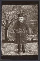 cca 1940 Hóesés a műteremben, a háttér és a hóesés is az üveglemezre retusált illúzió, Hajdú János csongrádi fényképész hagyatékában található üveglemez negatívról készült  későbbi fotólap, 14x9 cm