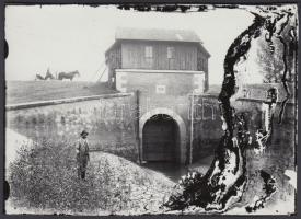 1885-ben épült zsilip vélhetően Bács-Kiskun megye déli részén, Lőcsei Árpád kecskeméti később csongrádi fényképész hagyatékában található, cca 1930-as évekbeli üveglemez negatívról készült később másolat, 13x18 cm