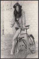 cca 1970 Az 1970-es évek kerékpárversenyen, finoman erotikus fénykép, 14x9 cm / cca 1970 Erotic phoot, 14x9 cm