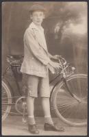 1915 Tizenhárom évesen az első bicajjal, fotólap, 14x9 cm