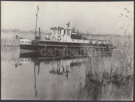 cca 1950 Balaton névre keresztelt hajó ismeretlen helyszínen, 17x23 cm