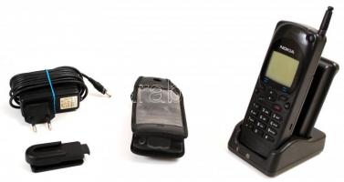 Nokia 2110-es mobiltelefon, működő, tokkal, övcsattal, pótakkumulátorral, asztali töltővel