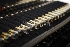 FM illatminták, zipzáras műbőr tokban, az üvegcsék 90%-ig töltve