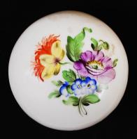 Herendi virágmintás kézzel festett porcelán bonbonniere, kopásnyomokkal, jelzett (tanuló), d: 8 cm, m: 5 cm