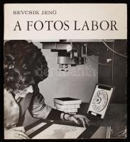 Sevcsik Jenő: A fotos labor. Bp., 1973, Műszaki Könyvkiadó. Papir kötésben, védőborítóval. Jó állapotban