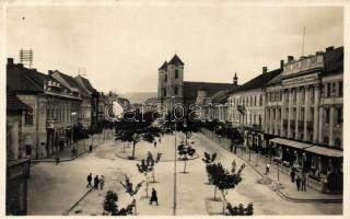 Gyöngyös, Hanisz Imre tér, Hungária Nagyszálló, fodrász, gyógyszertár (lyuk / pinhole)