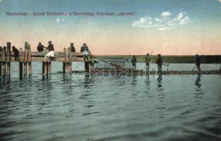 Hortobágy, Juhok fürösztése a Hortobágy folyóban ugratás (EK)