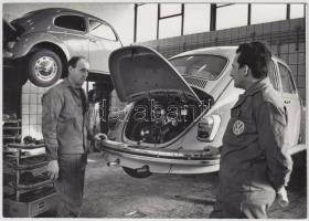 1968 Balla Demeter (1931-): Bogárhátú szervizben (VW szerelőműhely), pecséttel jelzett fotó, 15x10 cm