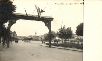 Marosvásárhely, Széchenyi tér, Bevonulás kapu, magyar zászló / square, gate, Hungarian flag