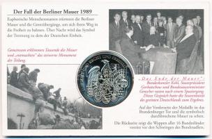 Németország ~1999. "A berlini fal leomlása 1989" fém emlékérem (40mm) + 1Pf (2xklf) + berl...