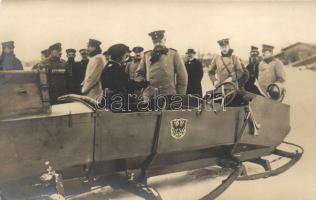 Östliche Kriegsschauplatz: Exc. von Hindenburg besichtigt einen neuen Motorschlitten / Hindenburg views a new motor sleigh