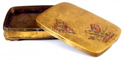 Kócsagos domborművel ill. gravírozással díszített réz doboz. 8x10,5cm