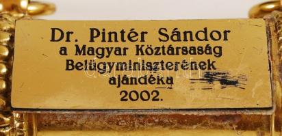 2002 A Belügyminiszter dr. Pintér Sándor által nyugalmazott határőrnek adományozott dísztőre oklevél...
