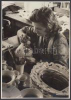 cca 1950-1960 Magyar Foto: Herendi porcelánt festő nő, pecséttel jelzett, 12x17 cm