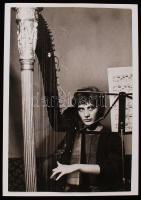 cca 1960-1970 Jelzetlen fotó: Gyakorlás közben I., tisztelet díjas fotó, hátoldalon feliratozva, 26x40 cm