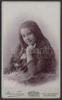 1900 Kislány kibontott hajjal, Mai és Társa cs. és kir. udvari fényképész, keményhátú fotó, 6x11 cm