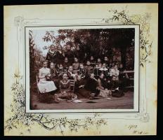 1902 Ipolyság, Tablófotó, Ladányi E fényképész, kartonra kasírozva, pecséttel jelzett, fotó 22x17 cm, karton 33x28 cm