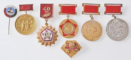 7db klf vegyes külföldi szocialista jelvény és kitűző, közte zománcozottak is, tokban T:vegyes 7pcs of diff mixed socialist badges and pins, including enamelled ones, in box C:mixed