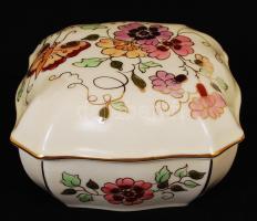 Zsolnay kézzel festett pillangós virágmintás ékszertartó doboz, hibátlan, jelzett, / Handpainted Zsolnay chinaware box, in flawless condition, 11×11x6 cm