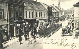 Veszprém, Fő utca, Weisz Lipót bútorraktára, katonák bevonulása, kiadja Köves Béláné (EK)