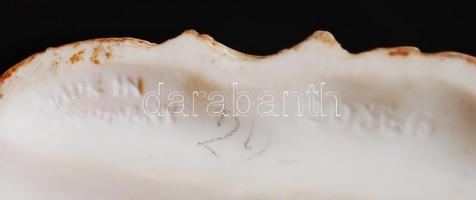 Német figurális porcelán, hibával, jelzett, 9x8 cm