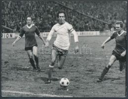 1982 Németh Ferenc (MTI): Nyilasi Tibor kapura tör a Ferencváros – Pécs MSC NB-I-es mérkőzésen, feliratozott sportfotó, 9x12 cm