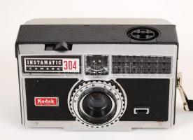 Kodak Instamatic 304 analóg fényképezőgép, saját tokjában, 11,5×6,5×7,5 cm