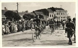 1938 Ipolyság, bevonulás, első örömünnep, biciklis katonák / entry of the Hungarian troops, cyclist soldiers, So. Stpl (cut)