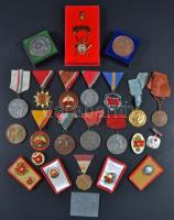 Kis doboznyi vegyes szocialista kitüntetés, jelvény, emlékérem, sportérem, közte zománcozott és tokos darabok is T:vegyes