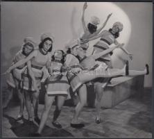 cca 1930-1940 Leichtner Erzsébet vintage fotója Szentpál Olga tánccsoportjának tagjairól, a Szentpál iskola archívumából, pecséttel jelzett, 12x13 cm