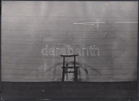 cca 1940 A láthatatlanná válás legendája négy fényképen szemléltetve, németül feliratozott képek, 18...