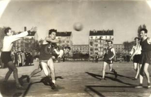 1953 Budapest, Jogi kar - Lenin Intézet kézilabda meccs, 12:17 photo (EK)