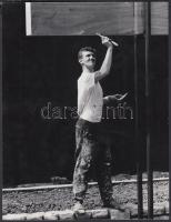 cca 1970 Magyar Alfréd: A festő, feliratozott vintage fotóművészeti alkotás, 24x18 cm