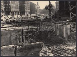 cca 1965-1967 Budapest, Deák tér, aluljáró építés, amely egyben a metró állomás kijárata is, 7 db vá...