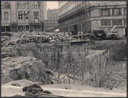 cca 1965-1967 Budapest, Deák tér, aluljáró építés, amely egyben a metró állomás kijárata is, 7 db vá...