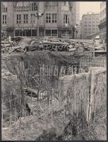 cca 1965-1967 Budapest, Deák tér, aluljáró építés, amely egyben a metró állomás kijárata is, 7 db vá...